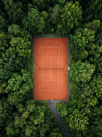 Court en terre battue en forêt
