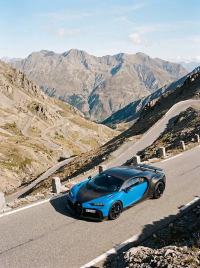Hypercar au col alpin