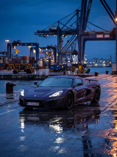 Hypercar sous la pluie au port